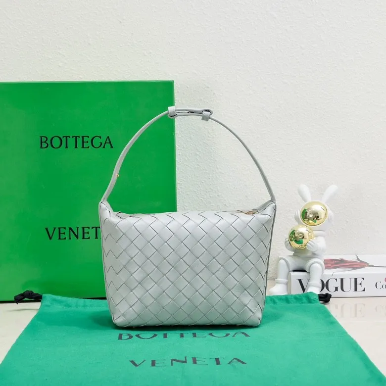 Batch 1360 #BvWallace Shoulder Lunch Bag 🔥 A lunch box bag that you can just grab and go. It is made of classic intrecciato weaving technology and reflects the craftsmanship of Bottega. The entire bag is made of top-grade happa lambskin. It is very soft and lightweight. The small bag shape is cute and exquisite. The interior capacity is also very large and can be carried under the arm. It is quite practical! The bottom of the bag is made of gold metal to prevent wear and tear. The details are really good! Choose this elegant commuting bag for Zaoba people~ Size: 22x13x9.5, model number; 7748#